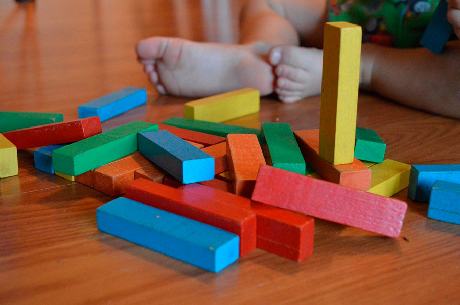 bloques de colores de juegos del metodo montessori