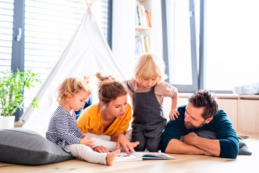 familia leyendo en casa en habitación montessori