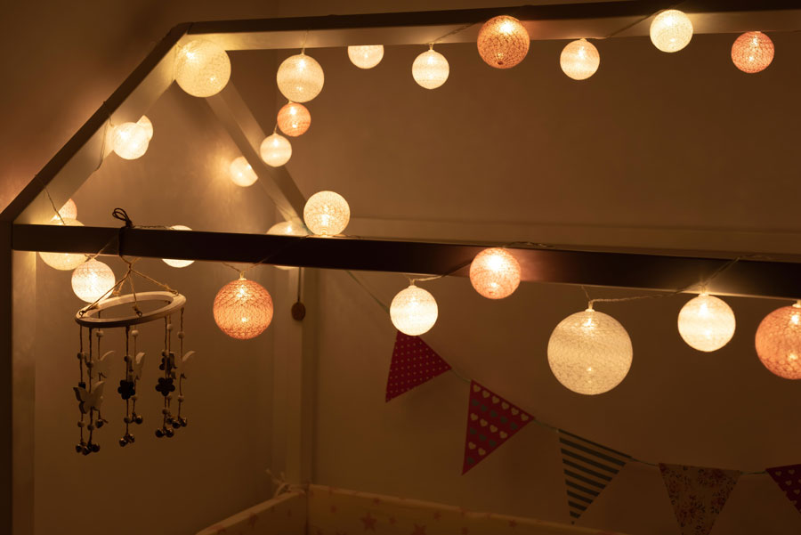 lucecitas decorando cama casita montessori