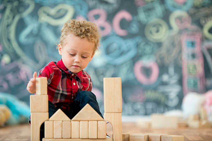 niño construyendo castillo método montessori